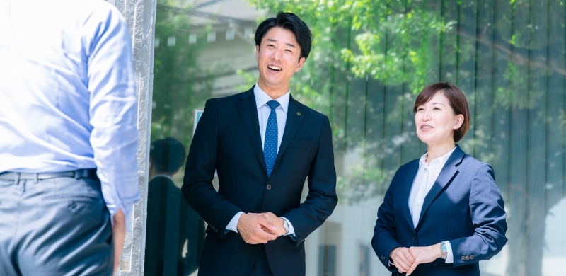 営業職とは損害保険、生命保険を問わず、万が一の時にお客様のお役に立てる保険を提案し、納得していただき、契約する仕事です。主に新たに契約していただく契約手続きをしていただきます。電話・来店応対、新規契約、契約保全、更新、損害保険・生命保険書類作成業務、新規契約業務が中心。